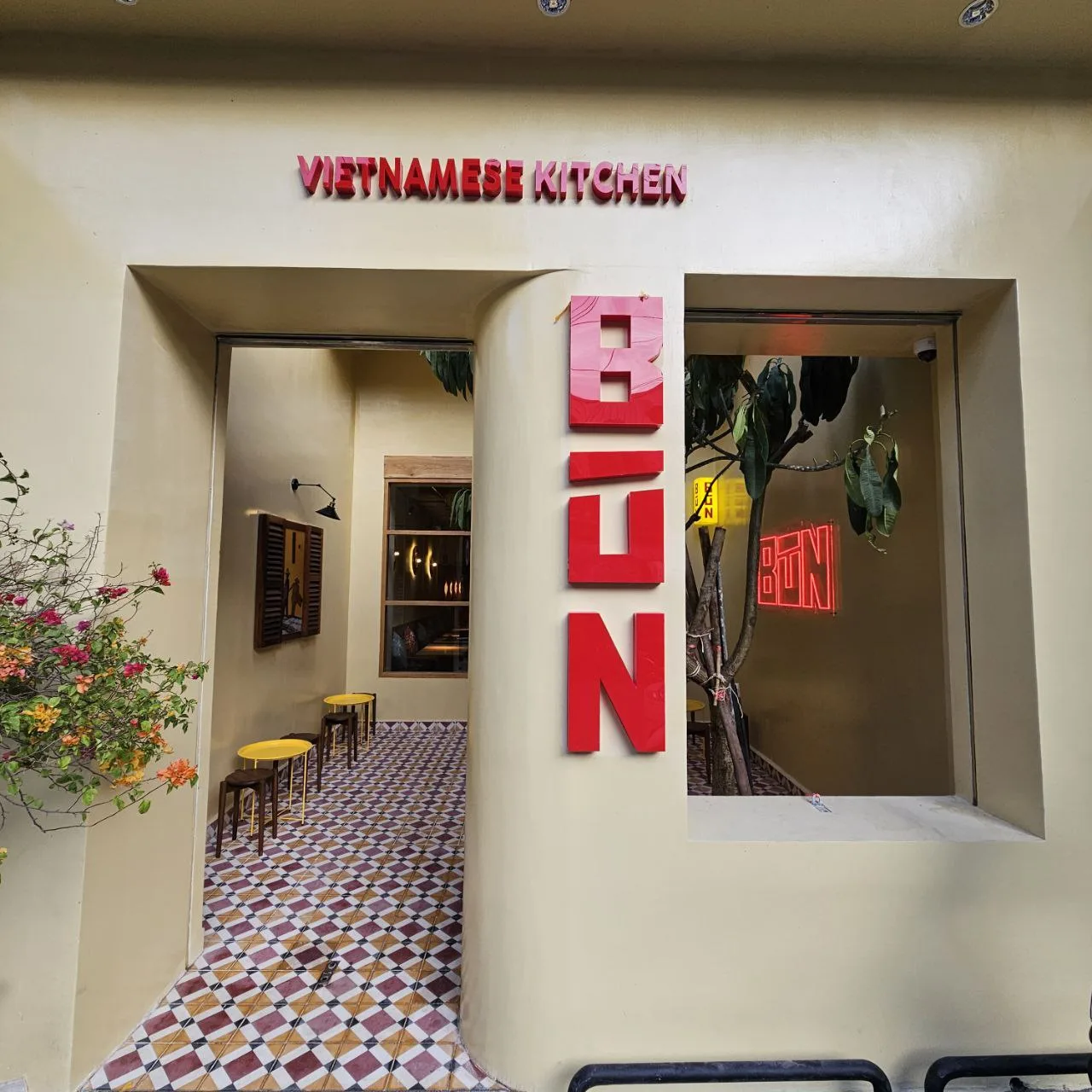 The Toul Tompoung entrance with a red BÚN sign above tiled flooring